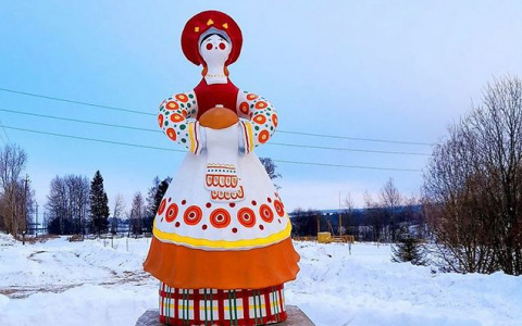 В Кировской области установили трехметровую скульптуру дымковский игрушки
