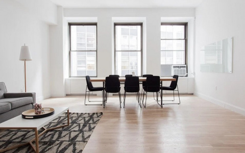 Какой натяжной потолок выбрать: 7 вариантов для разных типов квартир