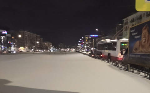 «Люди мерзнут на остановках, автобусы меняют маршруты»: центр Кирова встал в пробках