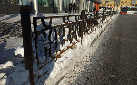 «Ограждения заржавели и покосились»: появились жалобы на качество ремонта Привокзальной площади