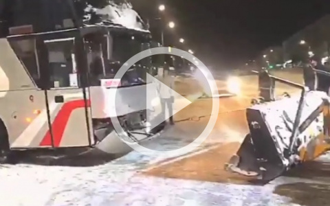 Автобус с московскими артистами застрял в сугробах в Кирове