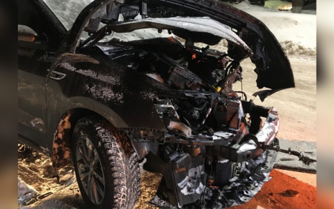 Передняя часть кузова полностью разбита, водитель цел: в Слободском произошло серьезное ДТП