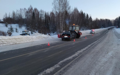В Кировской области "семерка" столкнулась с трактором на трассе: есть пострадавшие
