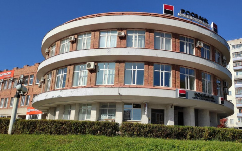 Что купить за 100 миллионов в Кирове: здание "Росбанка" или деревянную поделку