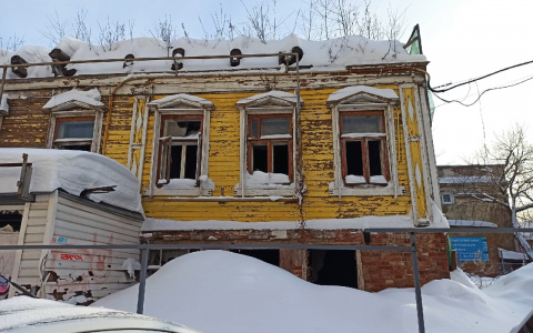 Сгоревшее здание с баннером МЧС в центре Кирова не снесут, а реконструируют