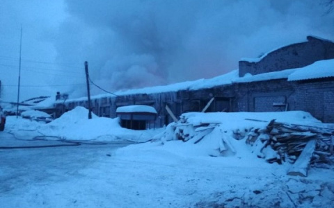 Пожар в Омутнинском АТП: сгорело 10 автобусов