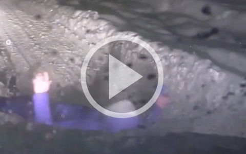 В Кирове мужчина выбежал на дорогу и бросился на капот машины: объявлен розыск