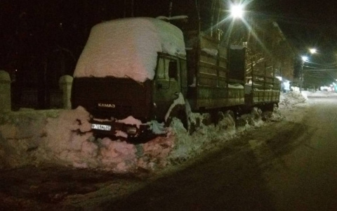 В Кирове с проезжей части эвакуировали КамАЗ, стоявший там 2 месяца