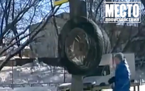 В Кирове на Московской колесо от УАЗа отлетело в сторону пешеходов