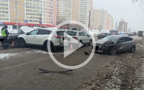 «ДПС и реанимация летают по Ленина туда-сюда»: очевидцы сообщают о столкновении 5 машин