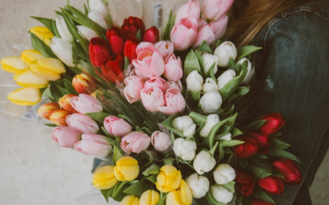 В Кирове четыре дня женщинам будут дарить цветы на улицах и на вокзале