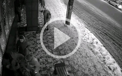 Полиция ведет проверку после видео о нападении подростков на прохожих у "Крыма"