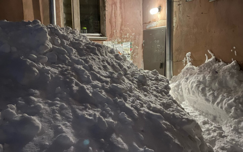 «Снег начнет таять — мы утонем»: чем грозят Кирову огромные сугробы на улицах