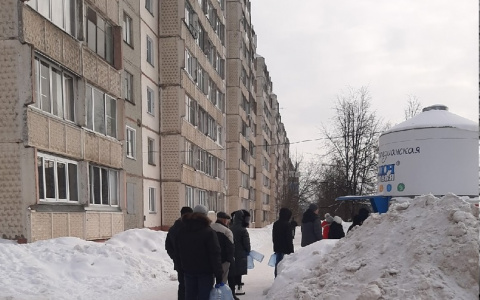 В Кирове по улицам текут ржавые ручьи, а многоквартирные дома остались без воды