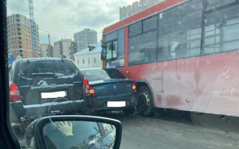 В Кирове на улице Блюхера в тройном ДТП зажало машину с водителем