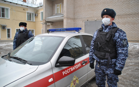 Росгвардейцы спасли жизнь кировчанину, которому стало плохо на улице