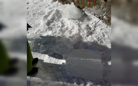 Следователи начали проверку после падения льда на ребенка в Кирово-Чепецке