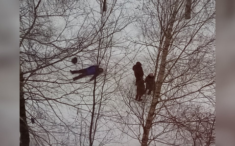 Что обсуждают в Кирове: тело мужчины на улице и пожар в Унинском районе