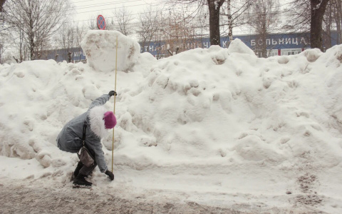 Из-за сугробов в Кирове происходят ДТП: снежные валы в 4 раза превышают норму
