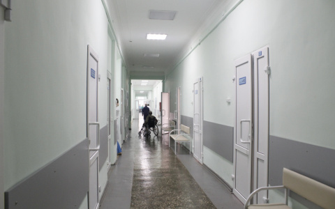 В нововятской поликлинике женщина выпала из окна