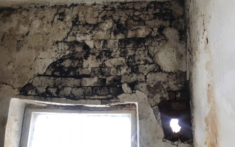 "В стене теперь дыра": исторический дом в центре Кирова начал рушиться на глазах