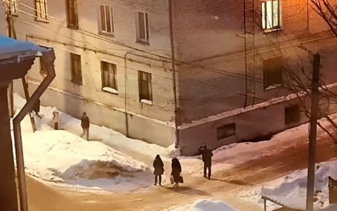 В Кирове на мужчину сошла "лавина" снега с крыши дома на Казанской
