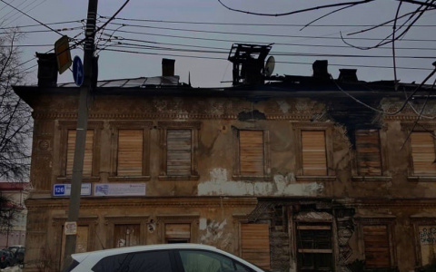 В Кирове подросток залез на "китайский домик": с крыши его снимали полицейские