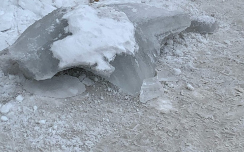 Жительница Кировской области едва не погибла от падения ледяной глыбы с крыши здания