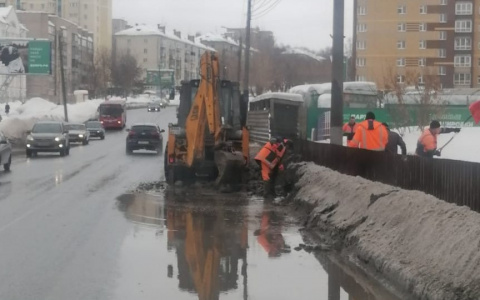 В Кирове после таяния снега затопило мост на Ленина