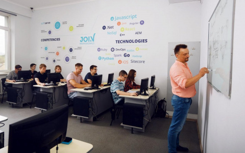 Освоить самую высокооплачиваемую профессию с нуля: где жители Кирова и области могут получить IT-специальности