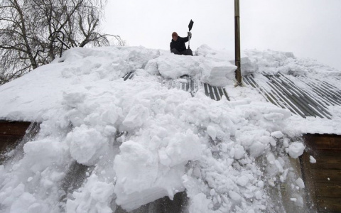В Нововятске женщина оказалась под снежным завалом: пострадавшая в травматологии
