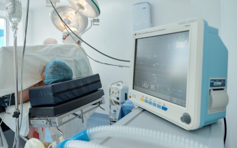 В Кирове врачи спасли мужчину после 50 ножевых ранений в грудь и живот