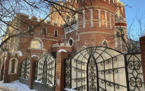 Кировчанин продает на Авито «средневековый замок» за 22 миллиона рублей