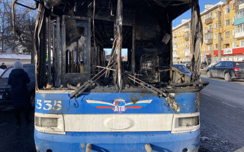 Из-за загоревшегося троллейбуса были повреждены две машины