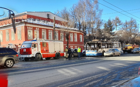 Что обсуждают в Кирове: сгоревший троллейбус и новые правила купли-продажи подержанных авто