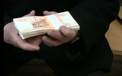 В Кирове мошенники обманули пенсионера на 1 млн, но деньги удалось сохранить