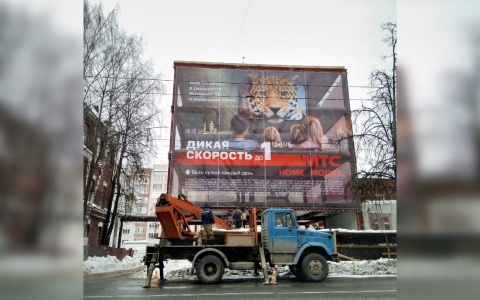 Из долгостроя на Карла Маркса в Кирове сделали рекламный щит