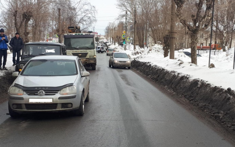 В Кирове на Пугачева произошла массовая авария с тремя машинами