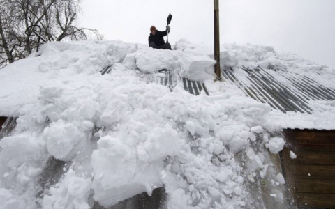 В Кировской области женщина погибла под упавшим на нее снегом