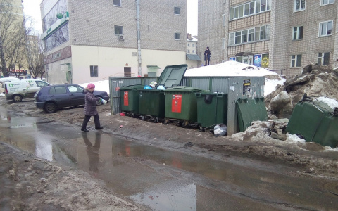 Администрация обещает убрать мусорные контейнеры с проезжей части в Кирове