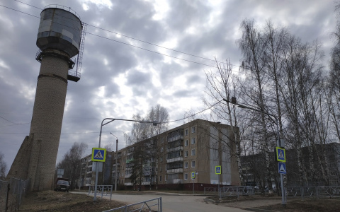 В Радужном снесут водонапорную башню: движение по улице перекрыли на месяц