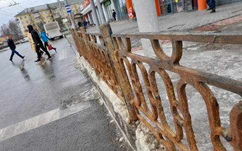 «Заборы заржавели, плитка поплыла»: кировчане возмущены ремонтом площади у вокзала