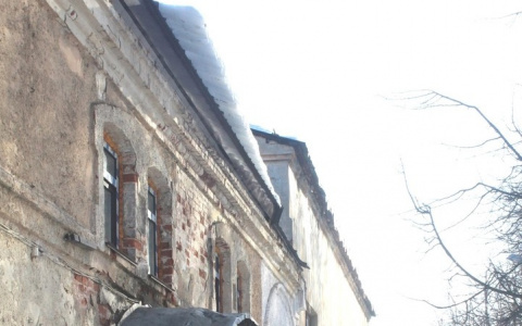 Две девушки с колясками едва не пострадали от падающего с крыши снега