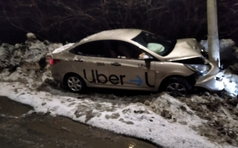 Ночью в Кирове таксист не справился с управлением и въехал в опору ЛЭП