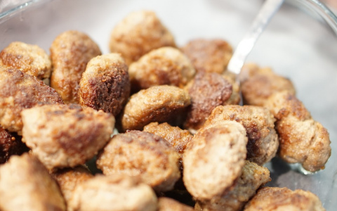 В Кирове проверят работу сотрудников школьной столовой после скандального видео