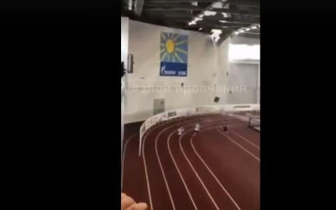 Появилось видео падения крыши в спорткомлексе "Вересники" на бегущих детей