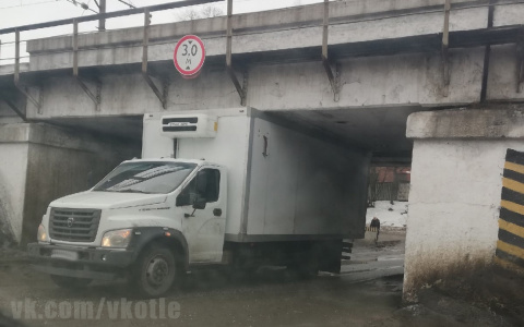 Под мостом в Котельниче снова застрял грузовик