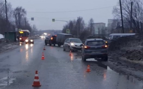 В Кирове произошло массовое ДТП с 5 машинами: виновник на иномарке перевернулся