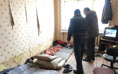 Забрались через окно: в Кирове бездомные поселились в чужой квартире