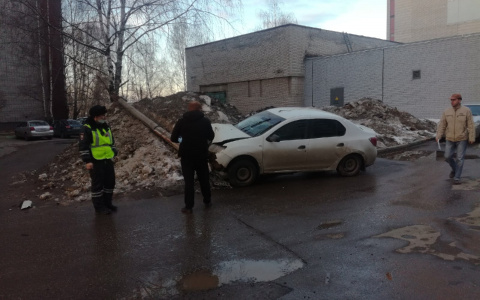 Днем в Кирове пьяный лишенник на «Рено» сбил опору освещения